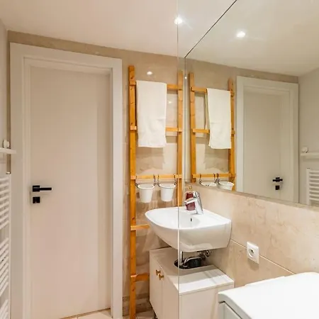 Tranquil Haven: Old Town Proximity *