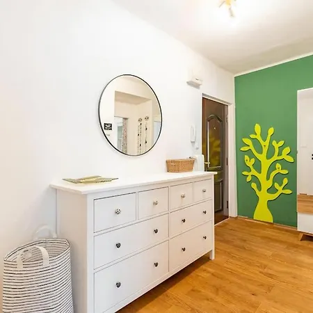 Tranquil Haven: Old Town Proximity Apartment *