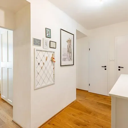 Tranquil Haven: Old Town Proximity *