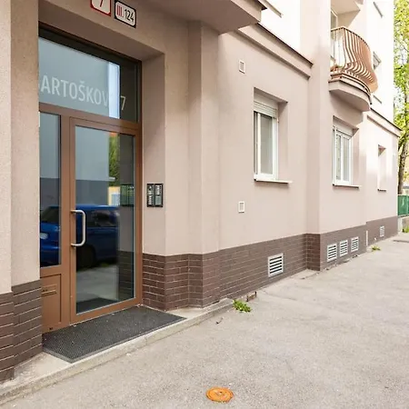 Tranquil Haven: Old Town Proximity Братислава
