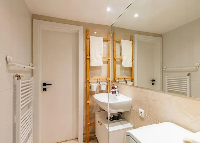 Tranquil Haven: Old Town Proximity *