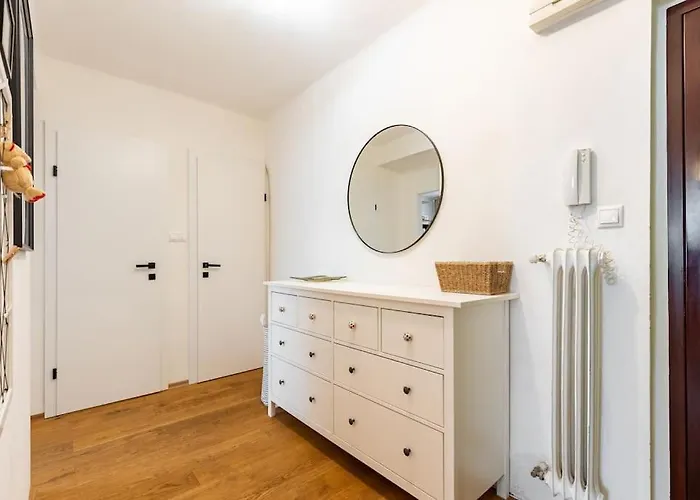 Tranquil Haven: Old Town Proximity