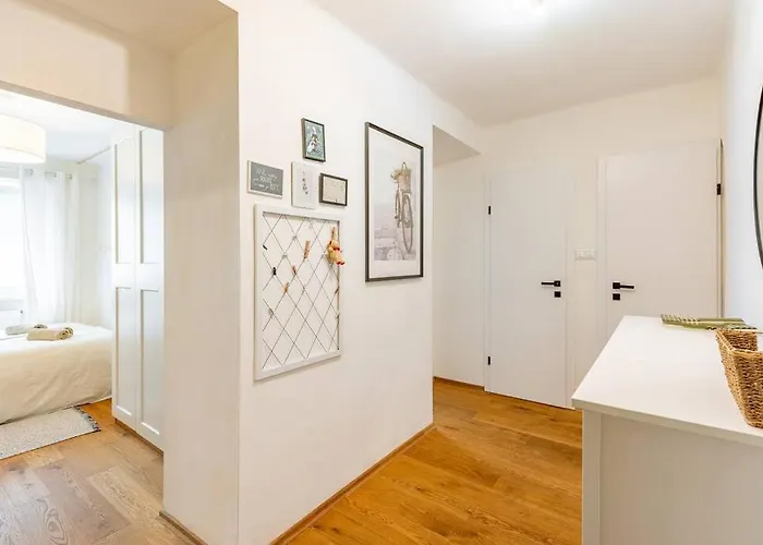 Tranquil Haven: Old Town Proximity *