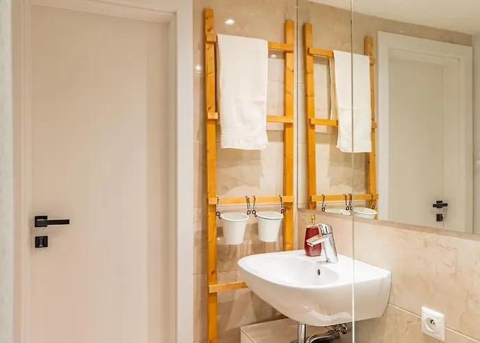 Apartament Tranquil Haven: Old Town Proximity *