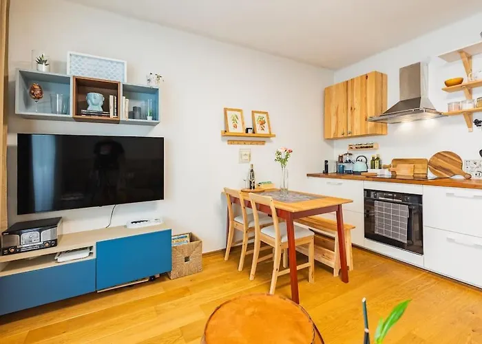 Tranquil Haven: Old Town Proximity