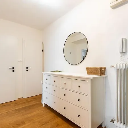 Tranquil Haven: Old Town Proximity