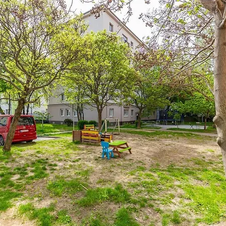 Tranquil Haven: Old Town Proximity *