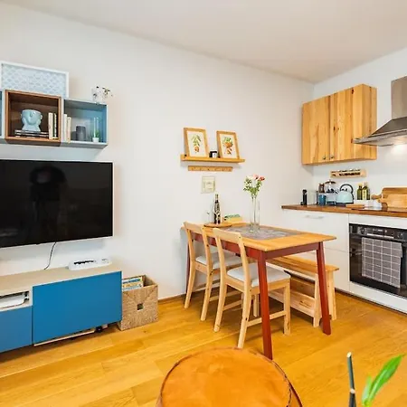 Tranquil Haven: Old Town Proximity